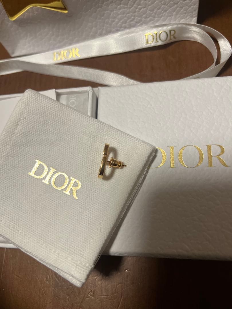 Christian Dior CD スタッドピアス　ゴールド　片方