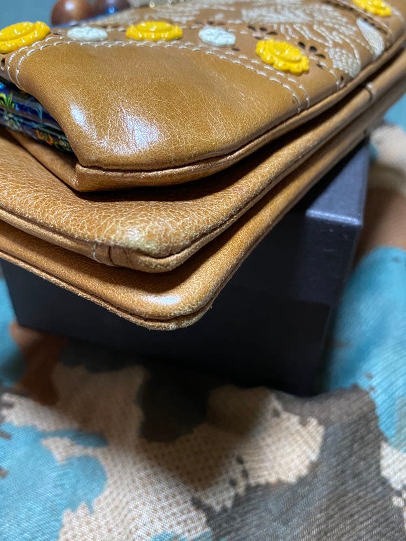 花刺繍付きブラウン長財布