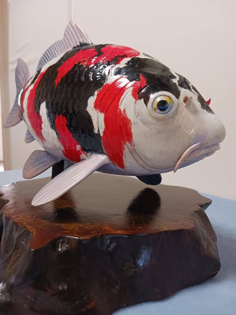錦鯉の木製彫刻 赤黒白