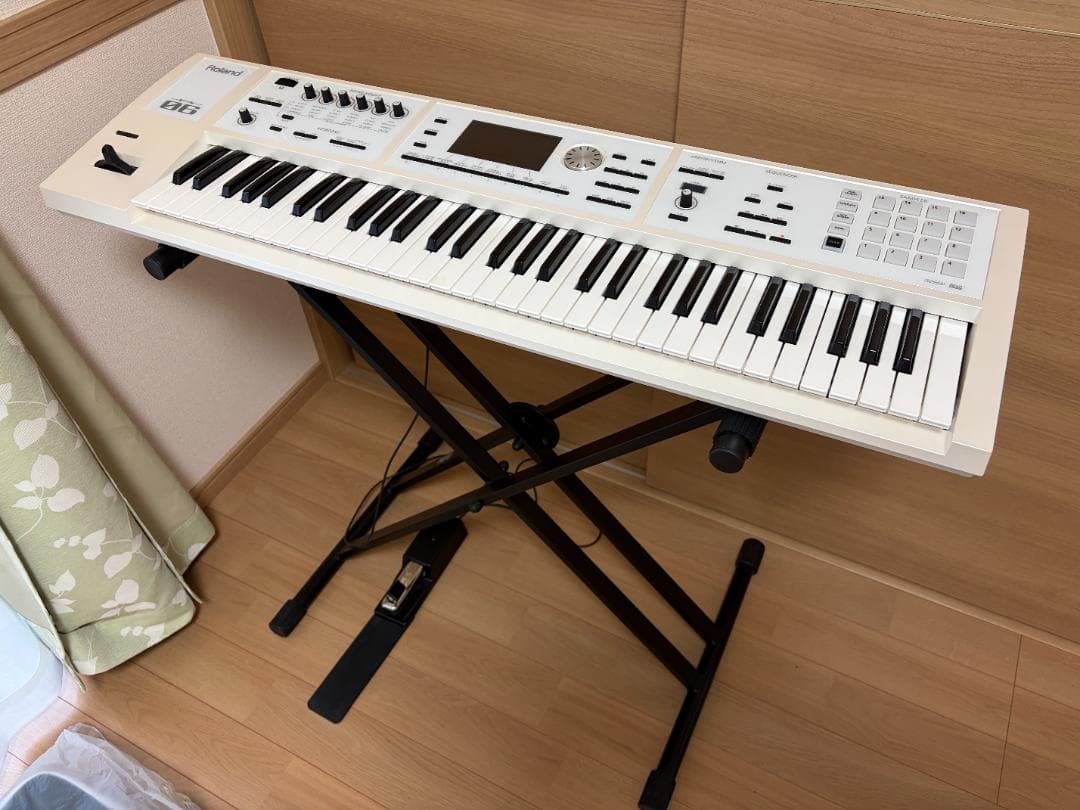 Roland FA06シンセサイザーホワイト61鍵盤（スタンド、フットペダル付）