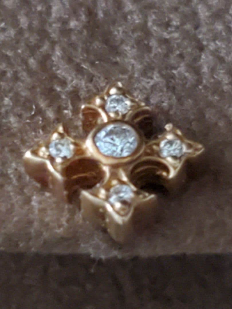 ローリーロドキン18kダイヤ　クロスのピアス片方です。(送料込み)