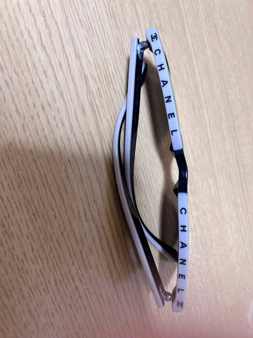 CHANEL キャットアイサングラス ブラック/ホワイト