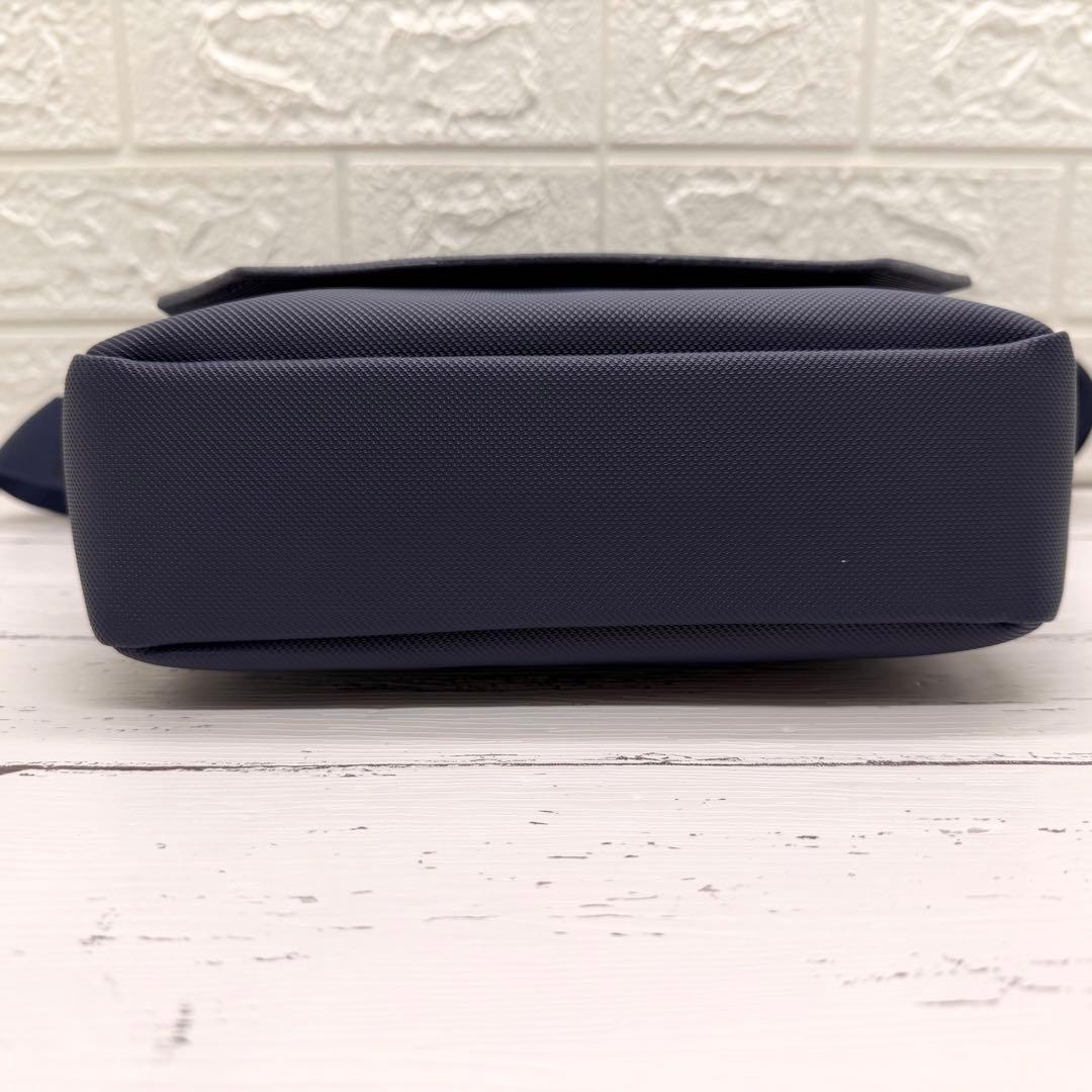 【新品・未使用】ラコステ　メンズクラシック　スリムフラップサッチェルバッグ