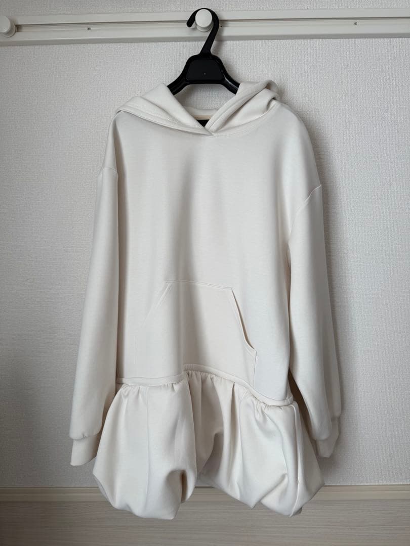 the toe ホワイト フリル付きパーカー