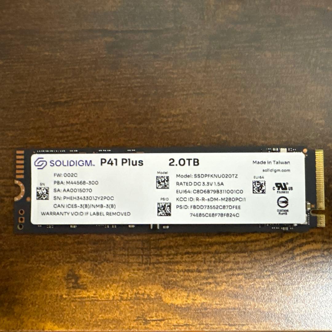 内蔵型M.2 NVMe SSD 2TBとSSDケース