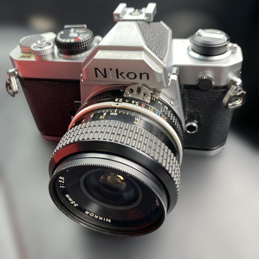 Nikon FM フィルムカメラ + NIKKOR 35mm f/2.8 レンズ