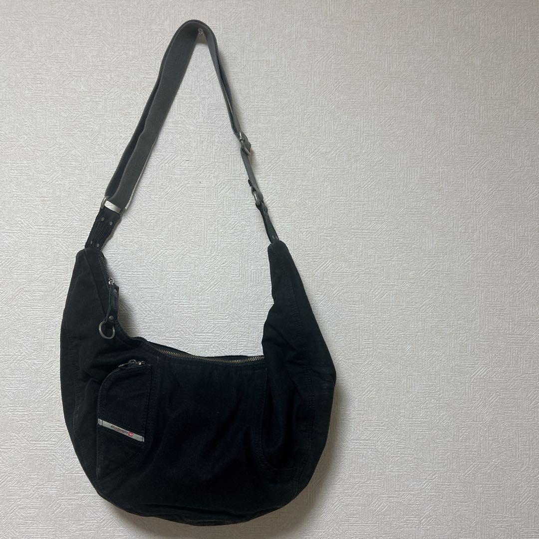 Diesel ブラック バナナショルダーバッグ 三日月