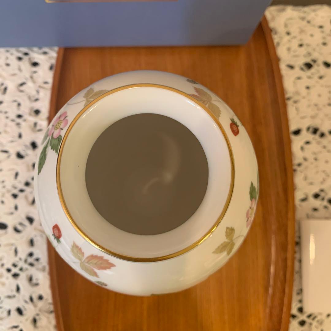 ウェッジウッド ワイルドストロベリー　花瓶　黒壺