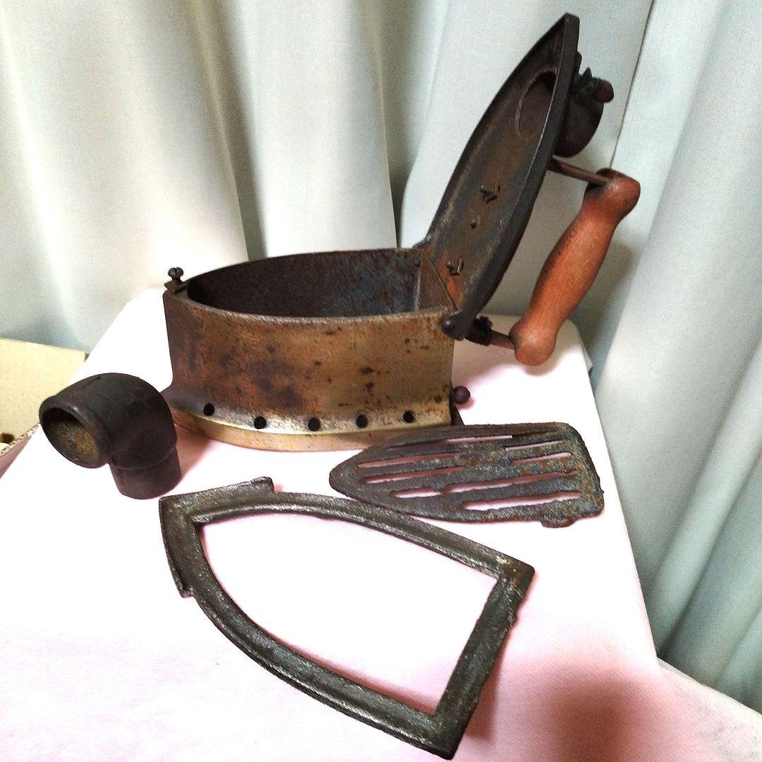 〘明治〜昭和レトロ〙炭火（備長炭付）アイロン本体 ＆置台付木製ハンドル式