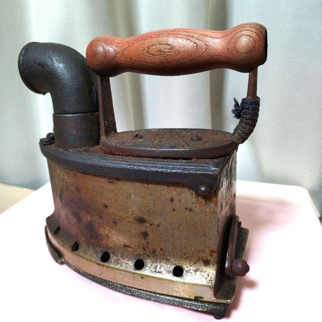 〘明治〜昭和レトロ〙炭火（備長炭付）アイロン本体 ＆置台付木製ハンドル式