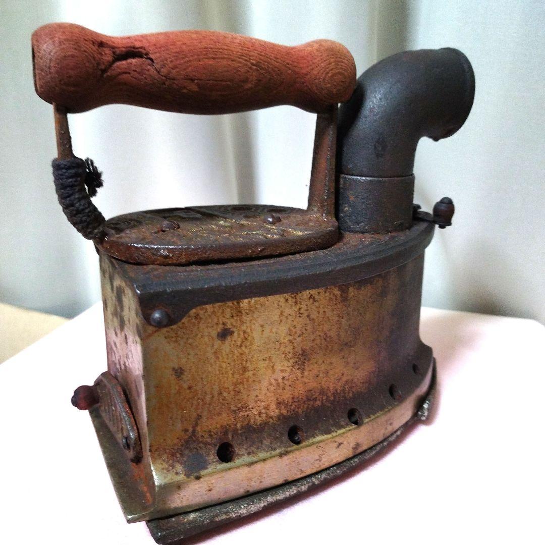 〘明治〜昭和レトロ〙炭火（備長炭付）アイロン本体 ＆置台付木製ハンドル式