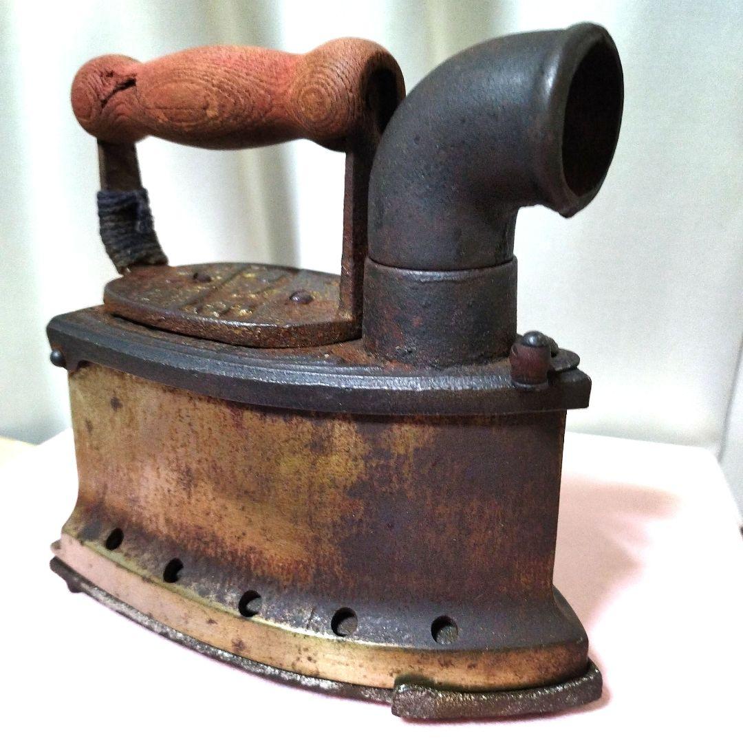 〘明治〜昭和レトロ〙炭火（備長炭付）アイロン本体 ＆置台付木製ハンドル式