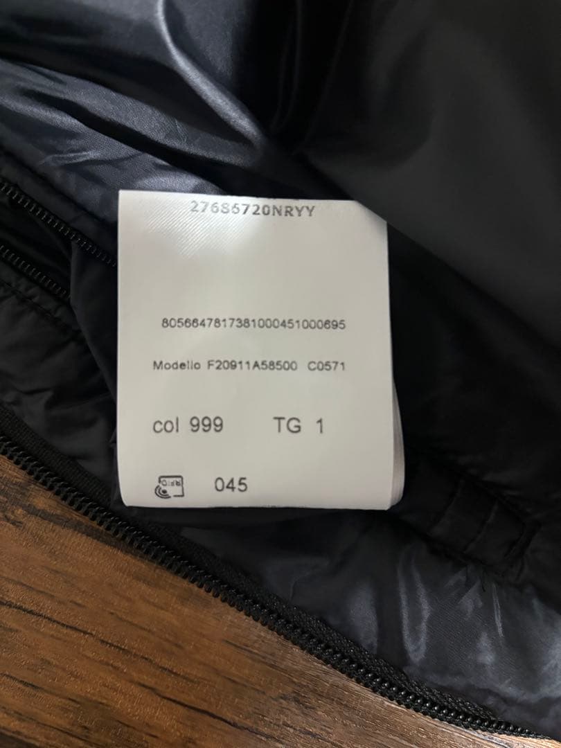 MONCLER ブラックダウンベスト フード付き