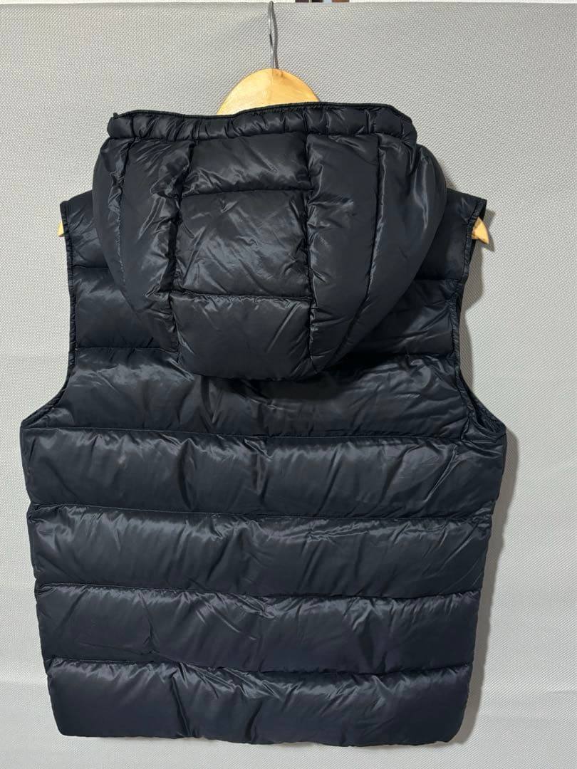 MONCLER ブラックダウンベスト フード付き