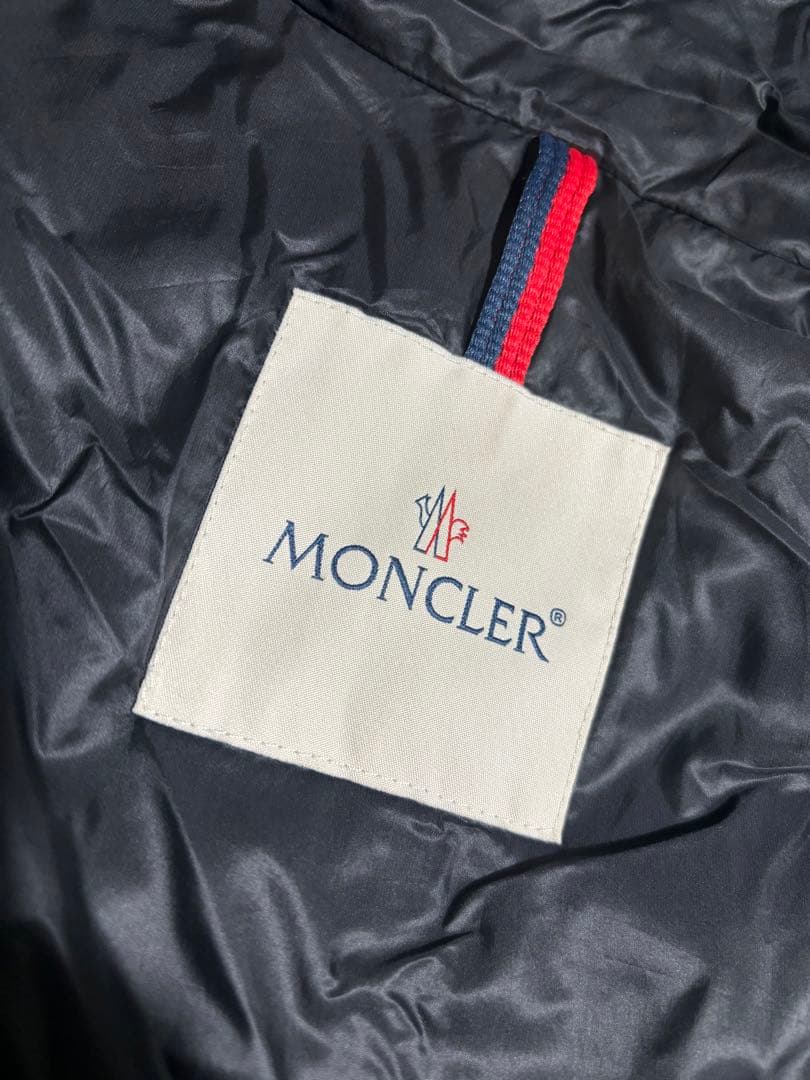 MONCLER ブラックダウンベスト フード付き