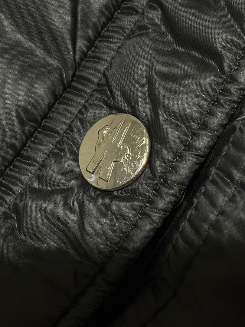 MONCLER ブラックダウンベスト フード付き