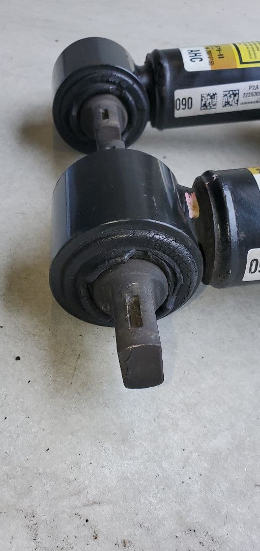 エスカレード　タホ　サバーバン等へ　純正ショックアブソーバー　漏れなし