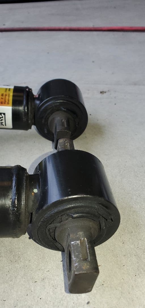 エスカレード　タホ　サバーバン等へ　純正ショックアブソーバー　漏れなし