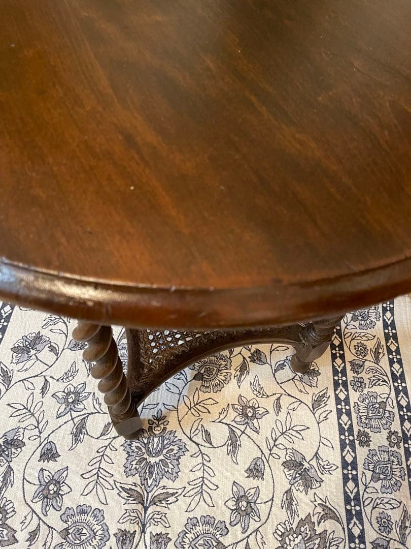 イギリスアンティークサイドテーブル　ツイストレッグテーブル　英国サイドテーブル