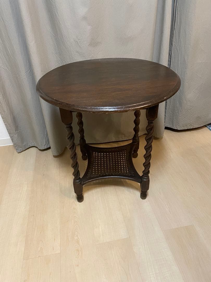 イギリスアンティークサイドテーブル　ツイストレッグテーブル　英国サイドテーブル