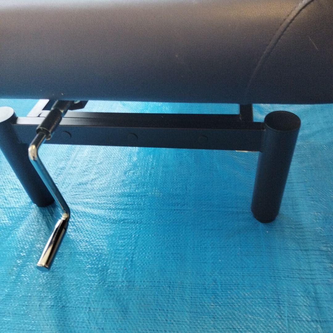 エステサロン・マッサージ用ベッド（上下手動）中古品脚・フレームに錆有り