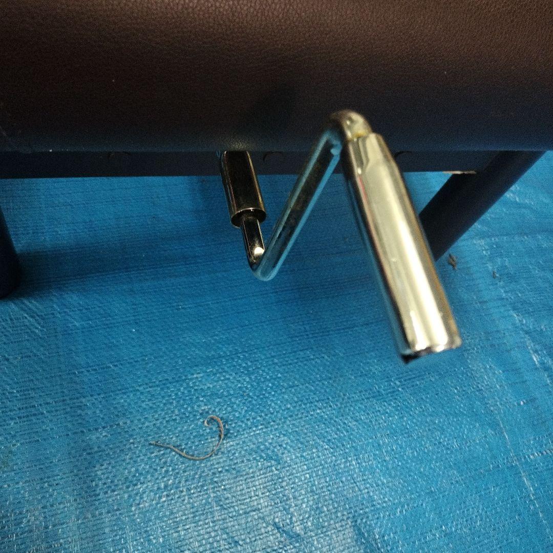 エステサロン・マッサージ用ベッド（上下手動）中古品脚・フレームに錆有り