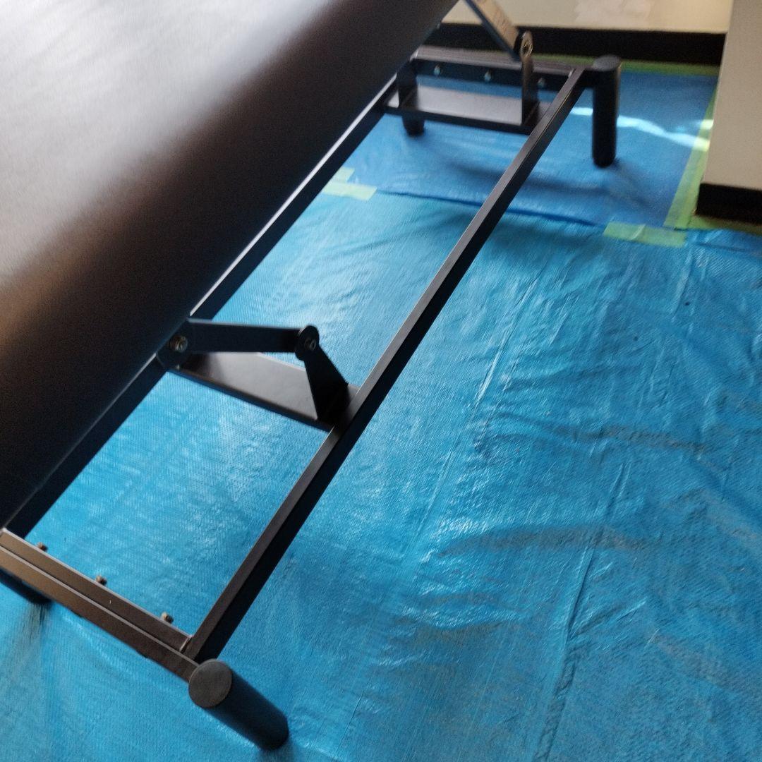 エステサロン・マッサージ用ベッド（上下手動）中古品脚・フレームに錆有り