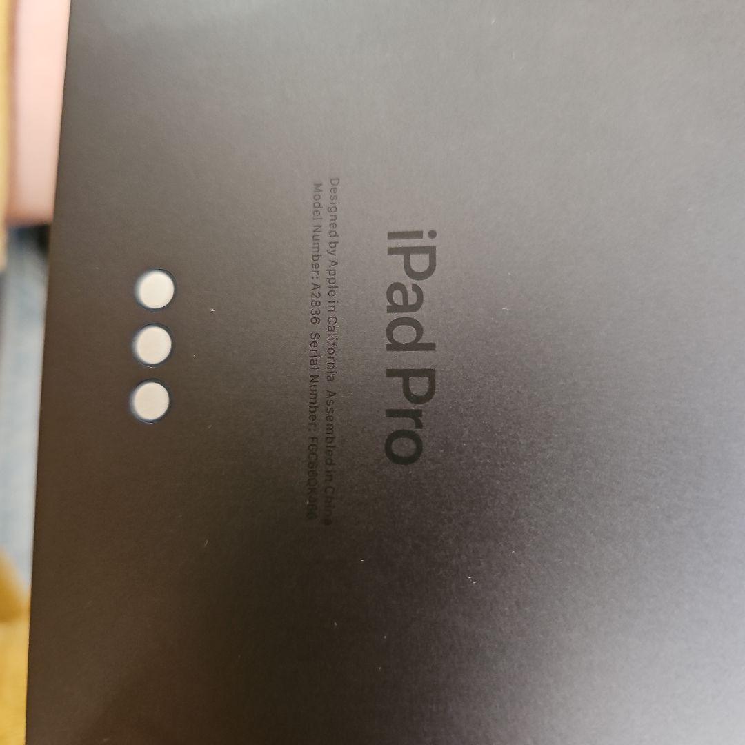 iPad Pro 11インチ M4 256GB wifi　画面割れ