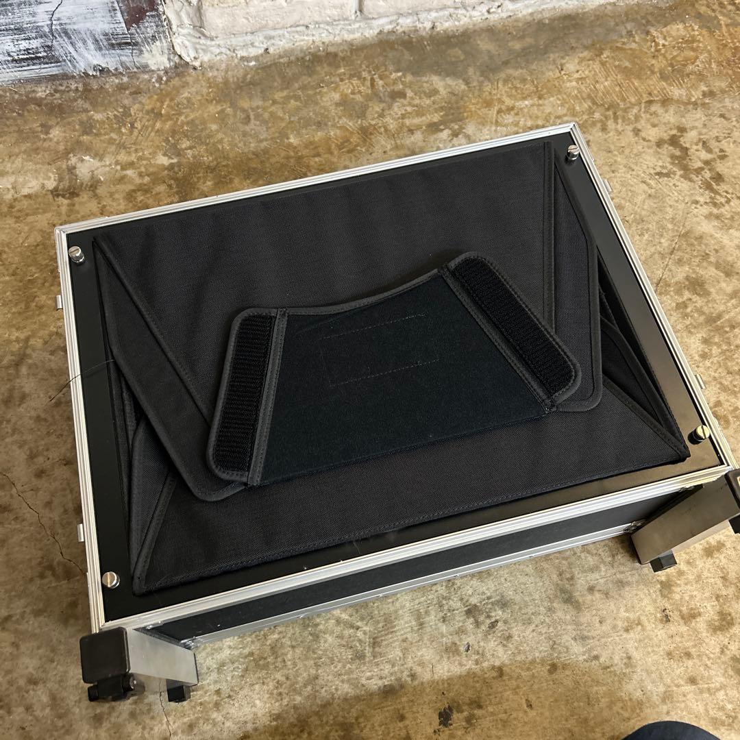 モニターケース