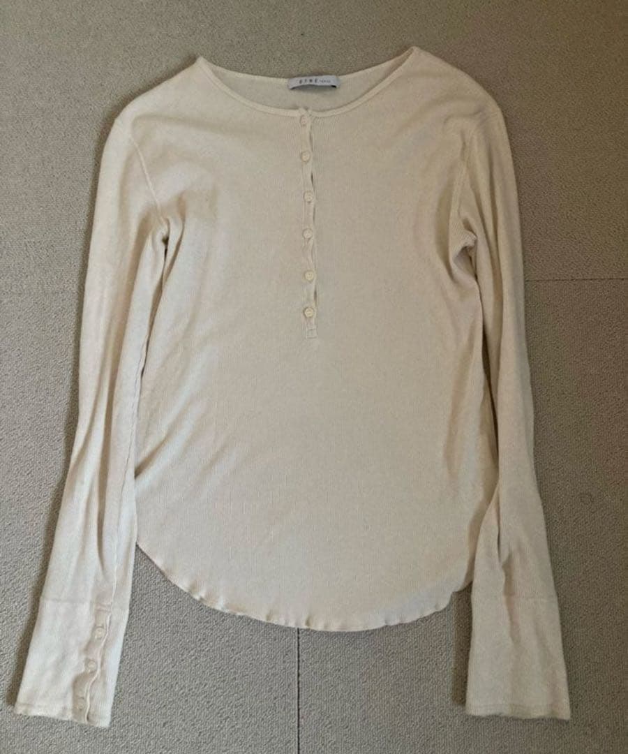 ETRE TOKYO オーコットテレコヘンリーネックトップス