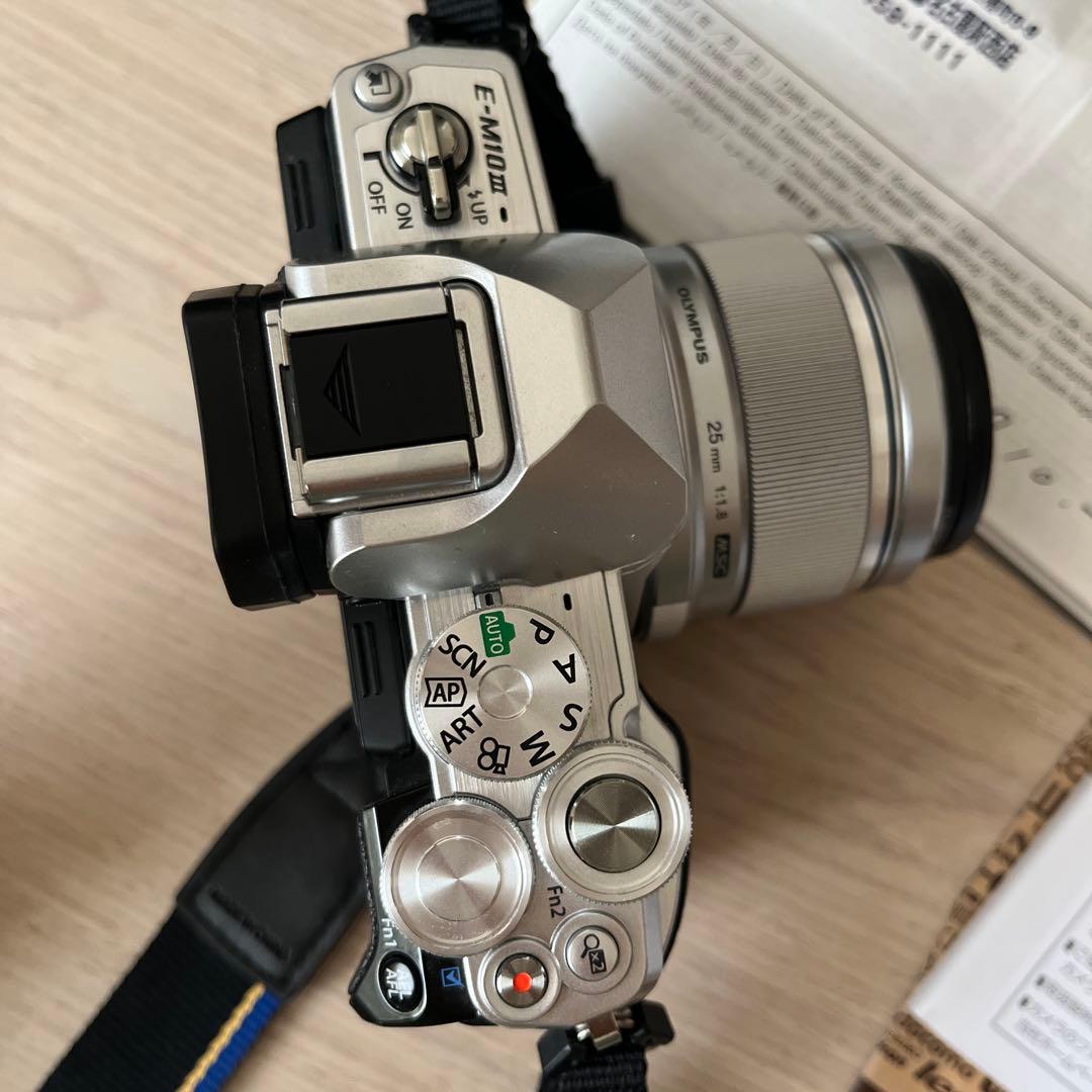 OLYMPUS OM-D E-M10 Mark III シルバー 本体