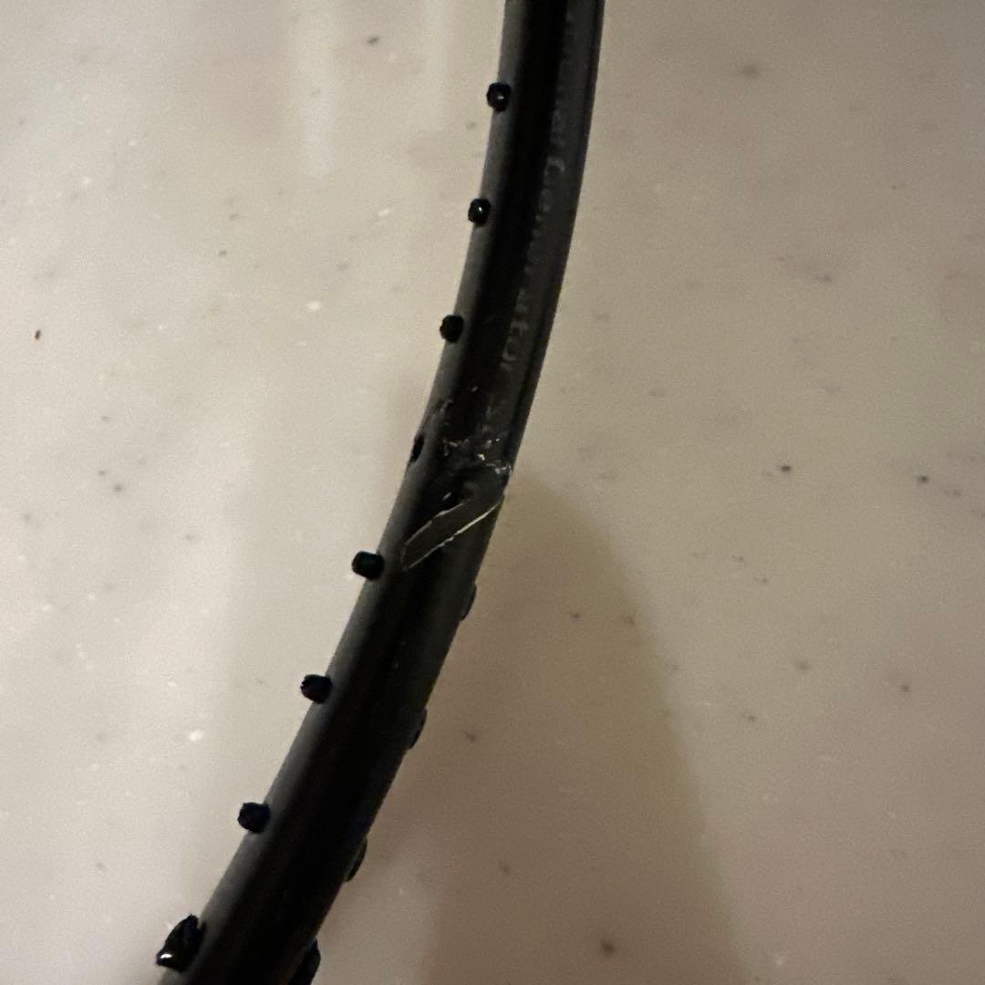 折れてるラケットASTROX 77 バドミントンラケット じーすと