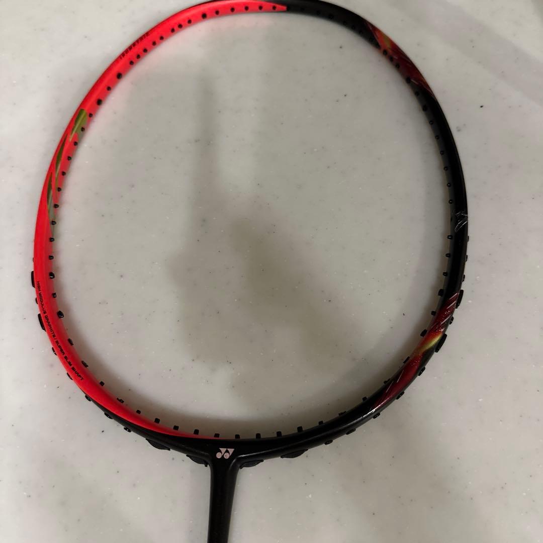 折れてるラケットASTROX 77 バドミントンラケット じーすと