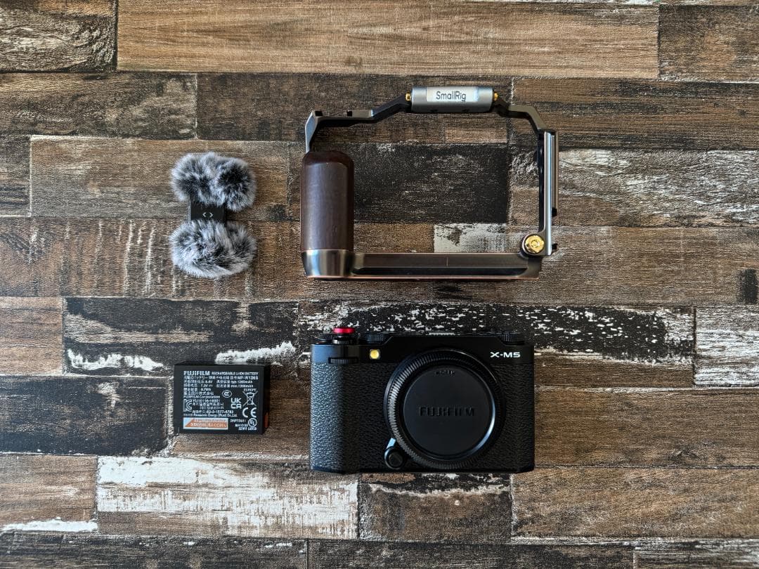 【美品】FUJIFILM X-M5 [ボディ ブラック]リグ付き