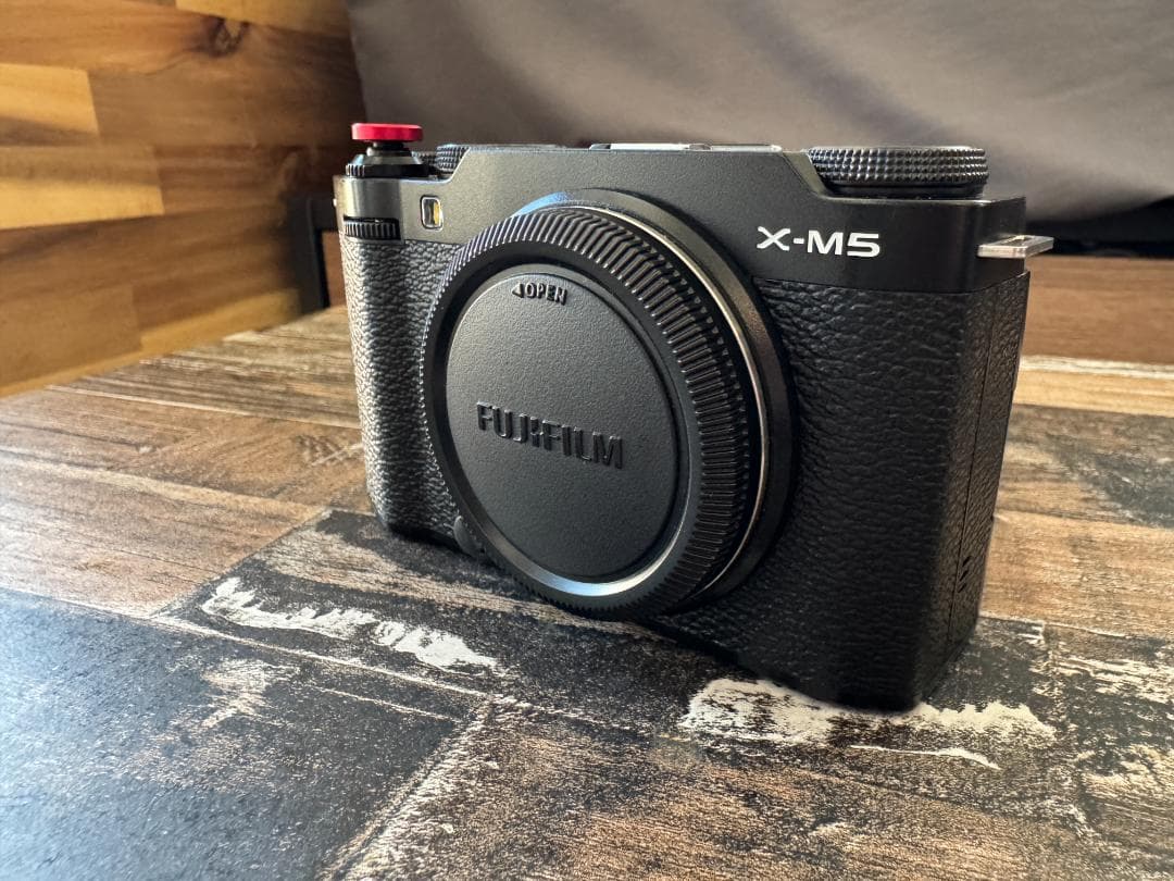 【美品】FUJIFILM X-M5 [ボディ ブラック]リグ付き