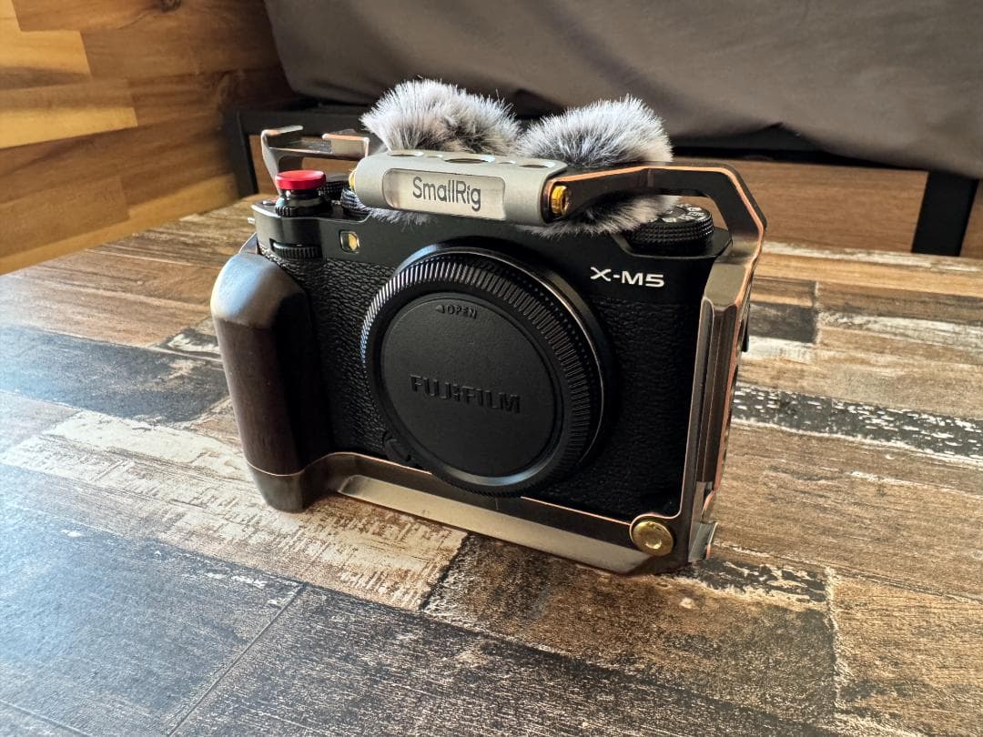 【美品】FUJIFILM X-M5 [ボディ ブラック]リグ付き