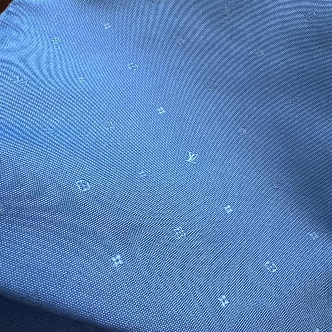 LOUIS VUITTONシルク　ポケットチーフ　ルイヴィトン　透かし　ハンカチ