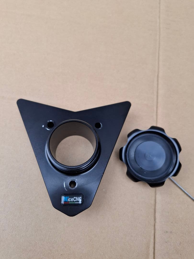 な*む様 〈美品〉KTM690SMC NiceCNC タンクキャップ