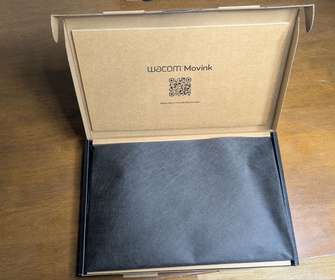 開封済 未使用 Wacom Moving 13 DTH135K0C
