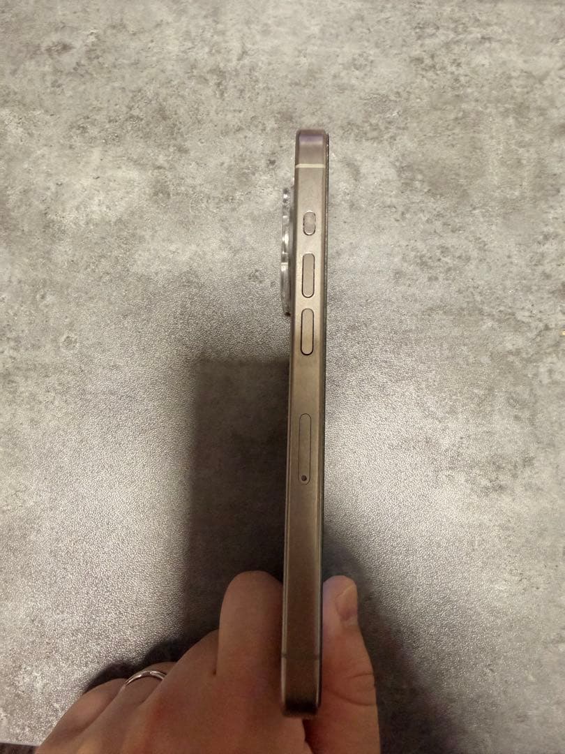 iPhone 15 pro 128G ナチュラルチタニウム　ガラスフィルム付き