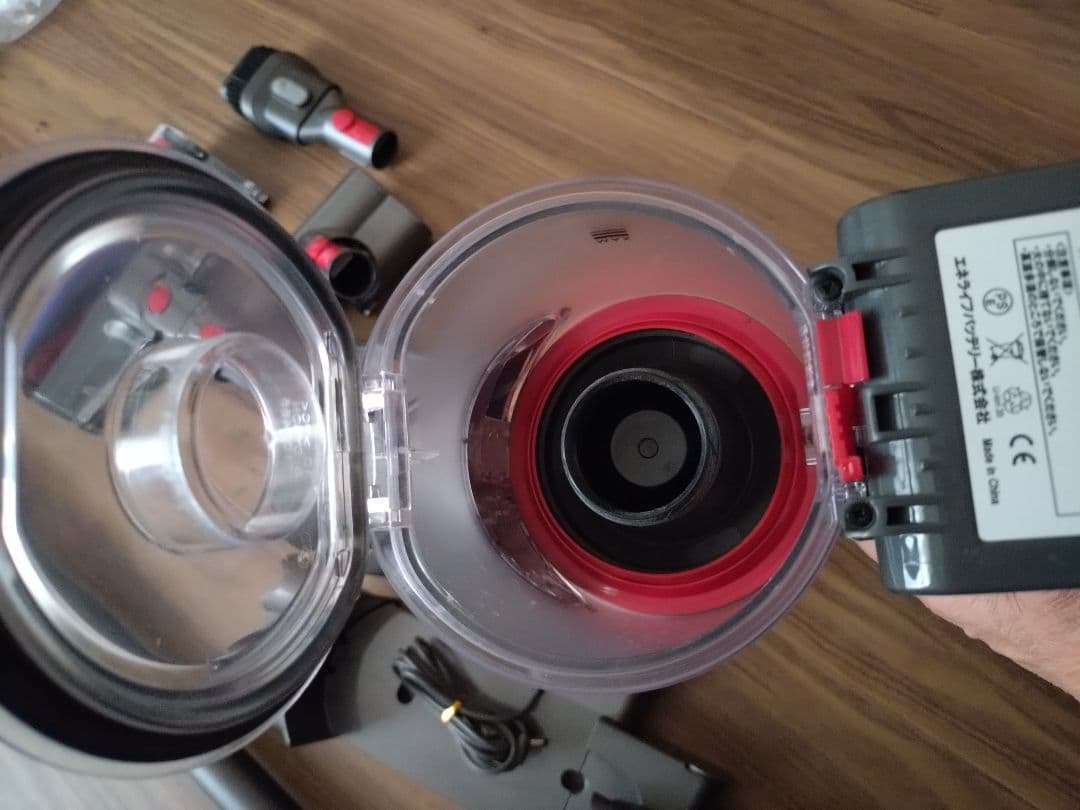 dysonダイソン　Ｖ８コードレスクリーナー①