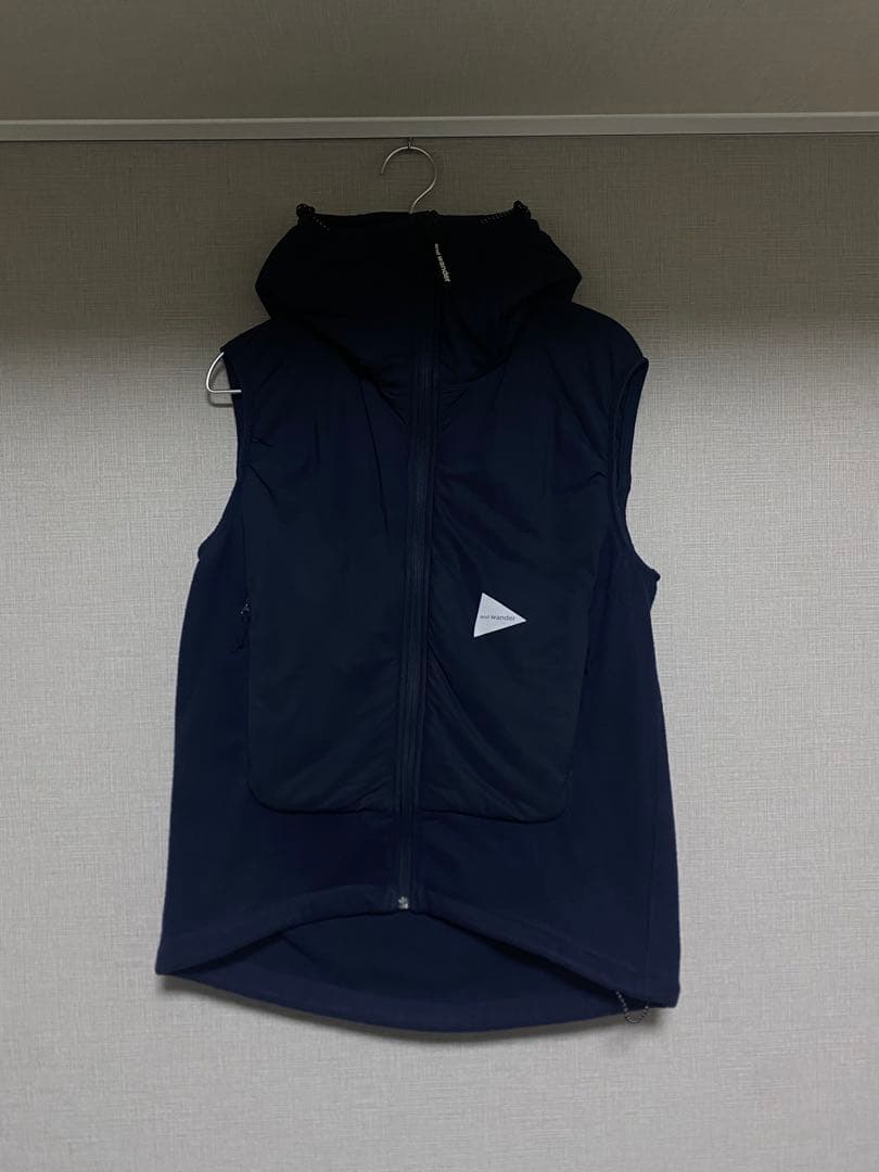 and wander プリマロフトベスト ネイビー フーデッド インサレーション
