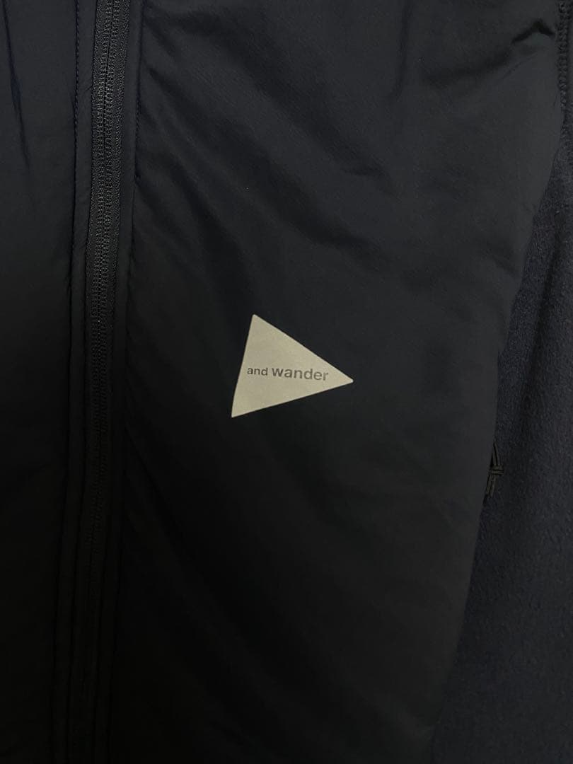 and wander プリマロフトベスト ネイビー フーデッド インサレーション