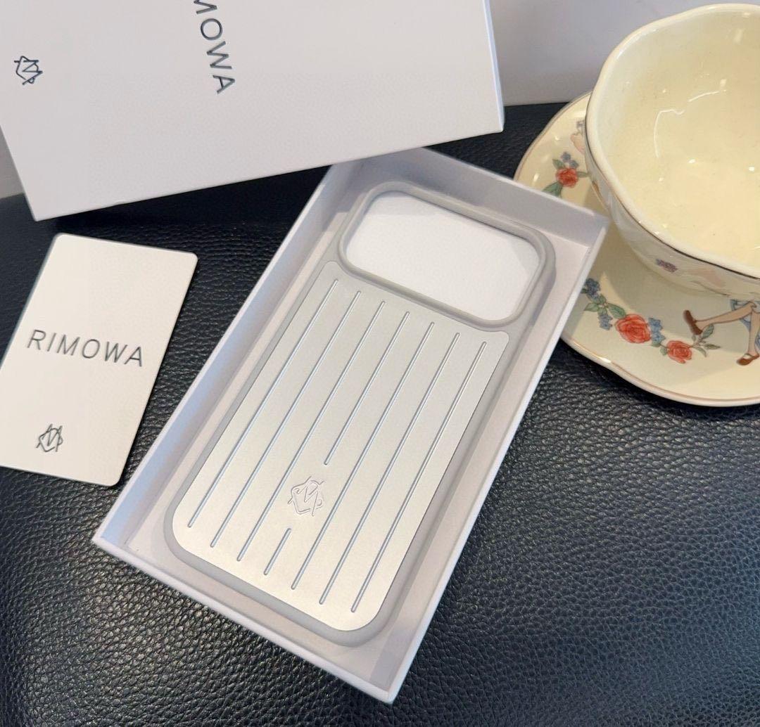 ♡RIMOWA リブデザイン iPhone 17 pro ケース シルバー系♡