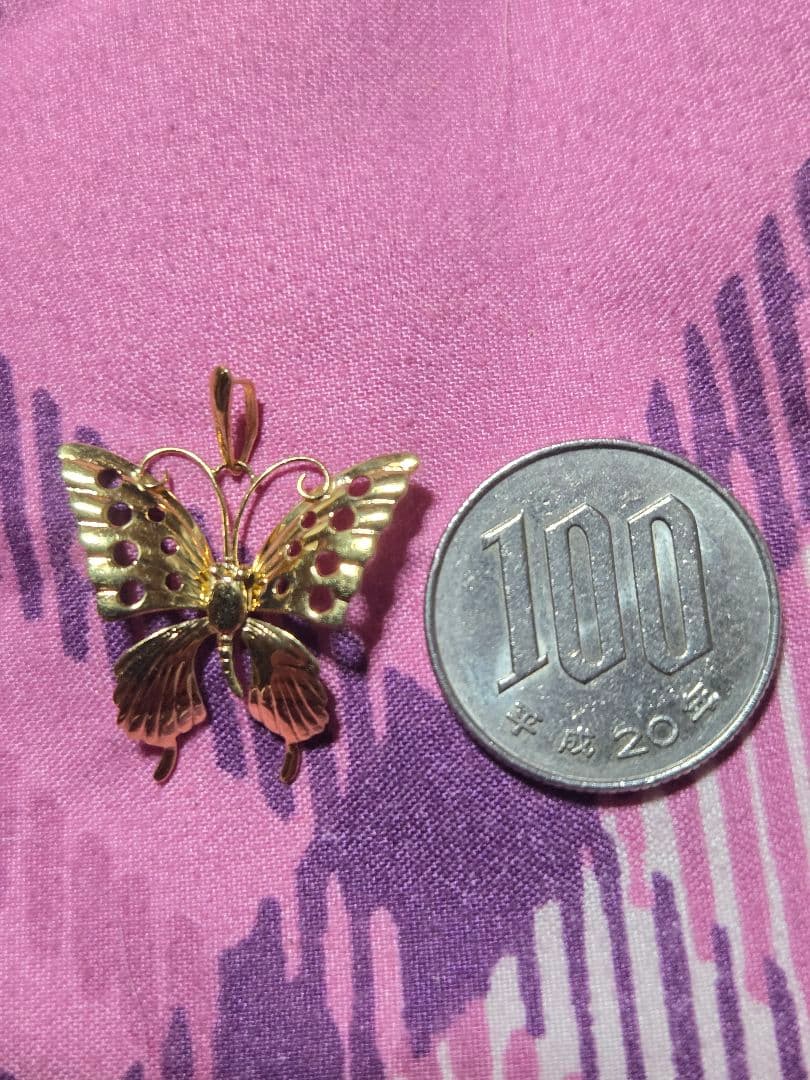 K18ygを使用した可愛い蝶のペンダントです。