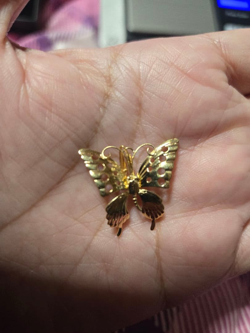 K18ygを使用した可愛い蝶のペンダントです。