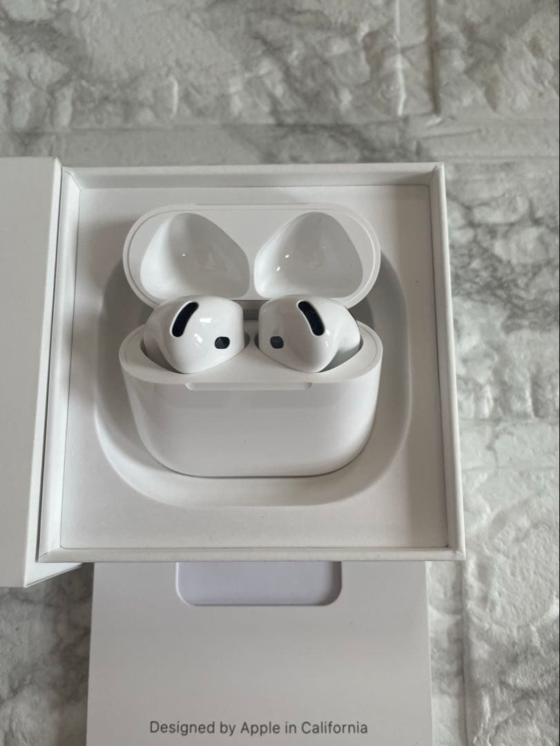 【美品】　AirPods4本体 ホワイト 充電ケース付　ワイヤレスイヤホン