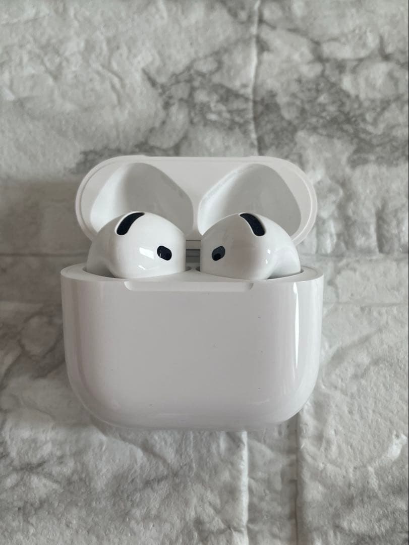 【美品】　AirPods4本体 ホワイト 充電ケース付　ワイヤレスイヤホン