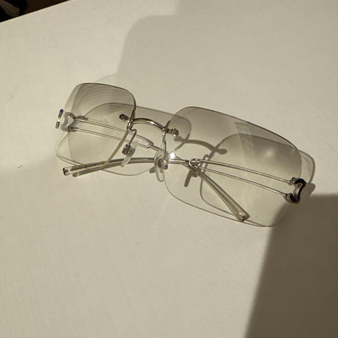 シャネル　ロゴサングラス　リムレス　グレーグラデーション