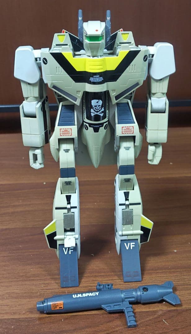 バンダイ VF-1S バルキリー ロイ・フォッカー・スペシャル 復刻版